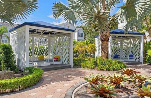 Modern Retreat w/ Pool, Bowling Alley & Grills