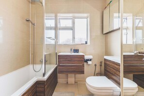 Ein modernes Badezimmer mit Dusche, Toilette und Waschtisch.