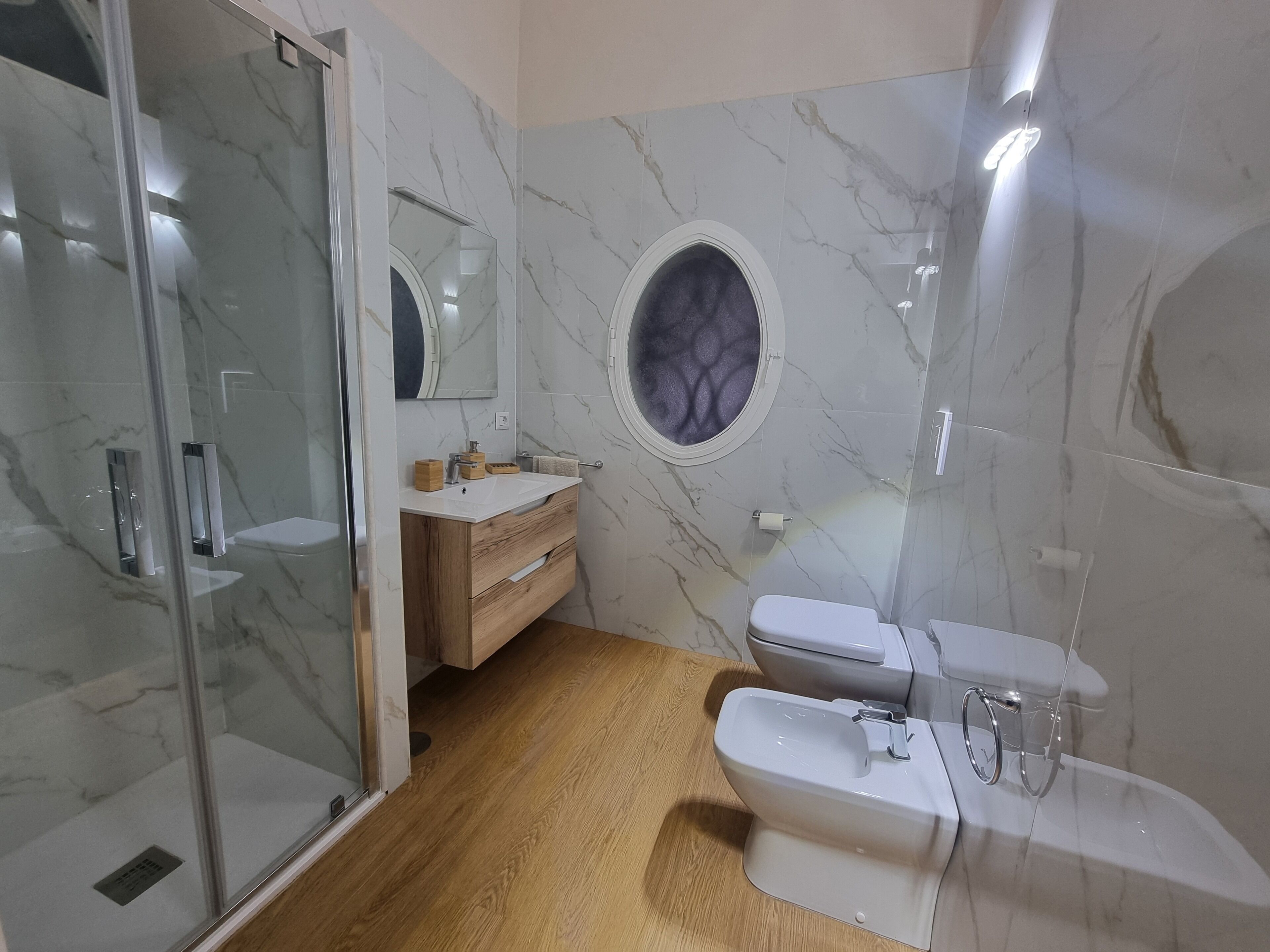 Doccia, asciugacapelli, bidet, asciugamani