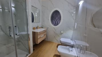 Doccia, asciugacapelli, bidet, asciugamani