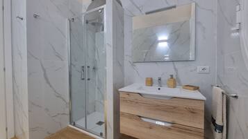 Douche, sèche-cheveux, bidet, serviettes fournies