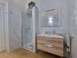 Douche, séchoir à cheveux, bidet, serviettes fournies