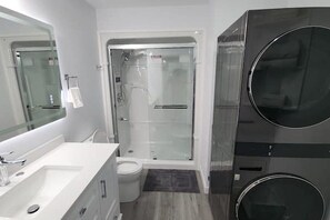 Bathroom - Davigo Deluxe.
Luxuriously furnished with guaranteed guests' privacy & comfort. (Winnipeg)