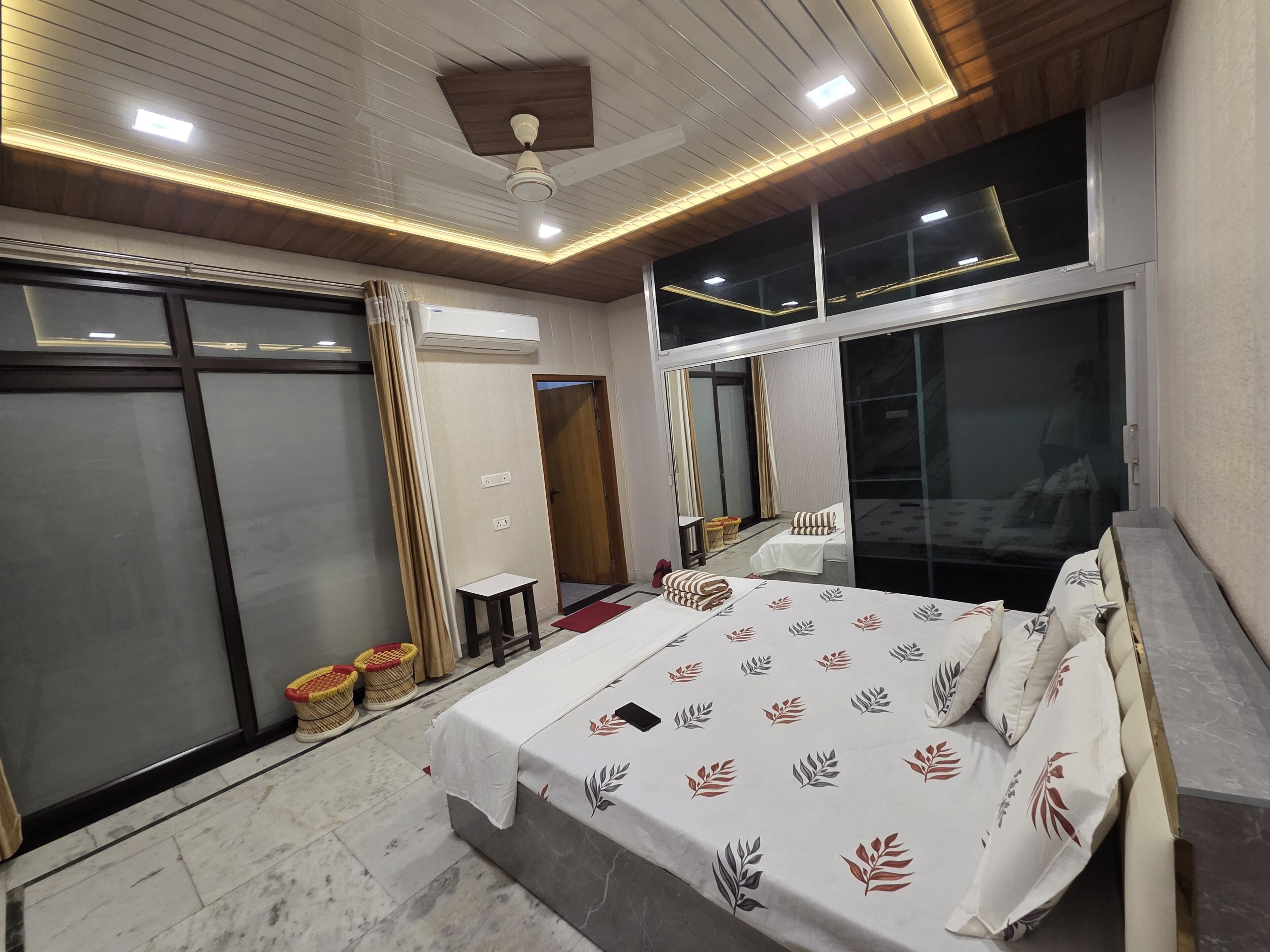 3 chambres, fer et planche à repasser, Wi-Fi, draps fournis