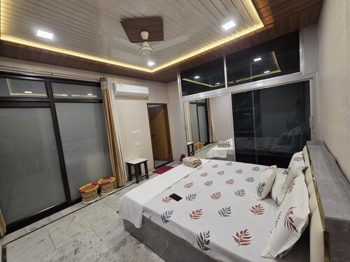 Fantastic 3-bedroom Guest house with AC in enchanting Agra