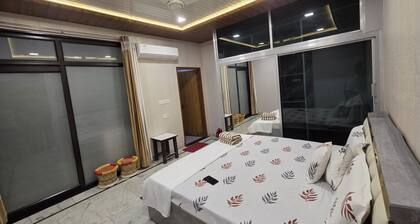 Fantastic 3-bedroom Guest house with AC in enchanting Agra
