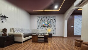 Una sala de estar moderna con un sofá, una mesa de centro y elementos decorativos.