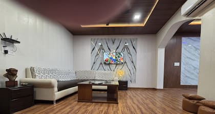 Fantastic 3-bedroom Guest house with AC in enchanting Agra