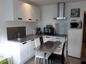 Private kitchen - Apartment Les Genévriers – Comfort, Skiing, and Free Shuttle (Mont-Dore)
