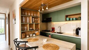 Deluxe Apartment, 3 Bedrooms, Partial Sea View | Private kitchen