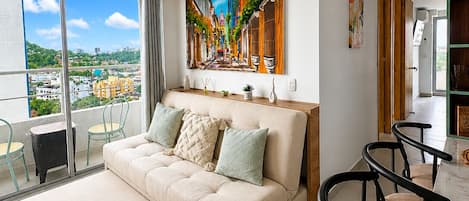 Apartamento luxo, 3 quartos, vista parcial para o mar | Área de estar | Smart TV 55 polegadas com canais a cabo, Netflix, serviços de streaming