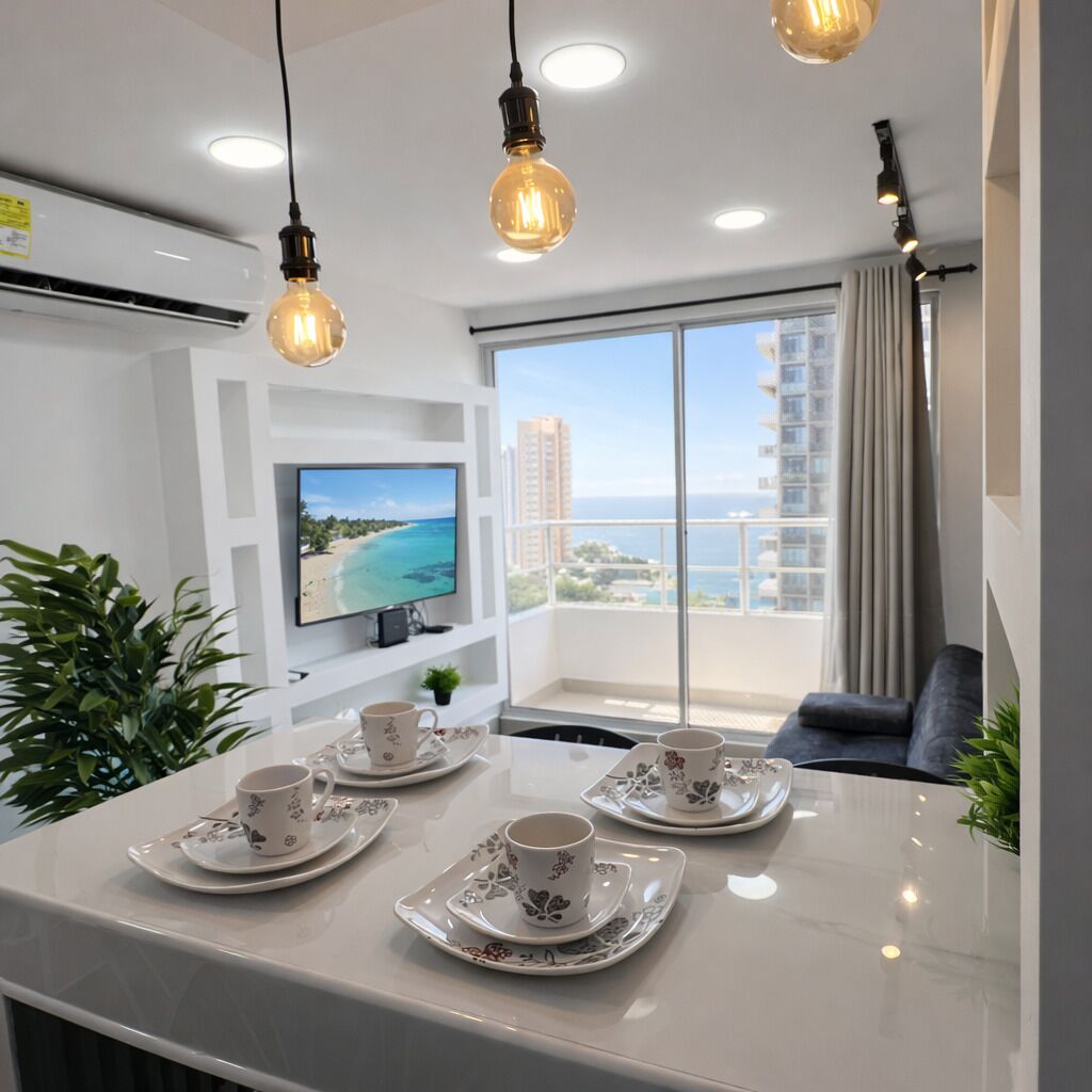Een moderne keuken met een groot eiland, een flatscreen-tv en een balkon met uitzicht op de stad.