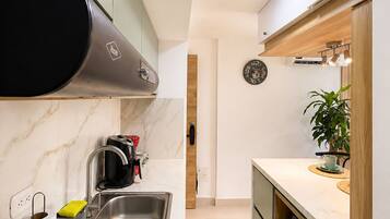 Apartamento Deluxe, 3 habitaciones, vistas parciales al mar | Cocina privada | Cafetera o tetera