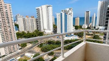 Apartamento Deluxe, 3 habitaciones, vistas parciales al mar | Jardines del alojamiento