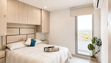 Premium appartement, 3 slaapkamers, toegang tot zwembad, uitzicht op zee | Donzen dekbedden, een strijkplank/strijkijzer, gratis wifi