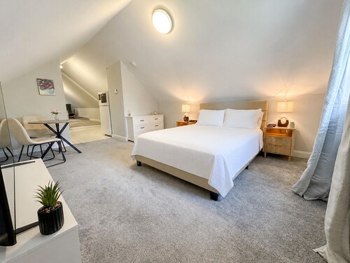 Private A-Frame Studio Near Metro-North Queen + Kitchen + AC
