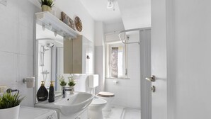 Un baño moderno con ducha, inodoro y lavabo.