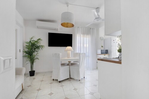 Apartment 'A Due Passi Dal Mare' with Sea View, Wi-Fi and Air Conditioning