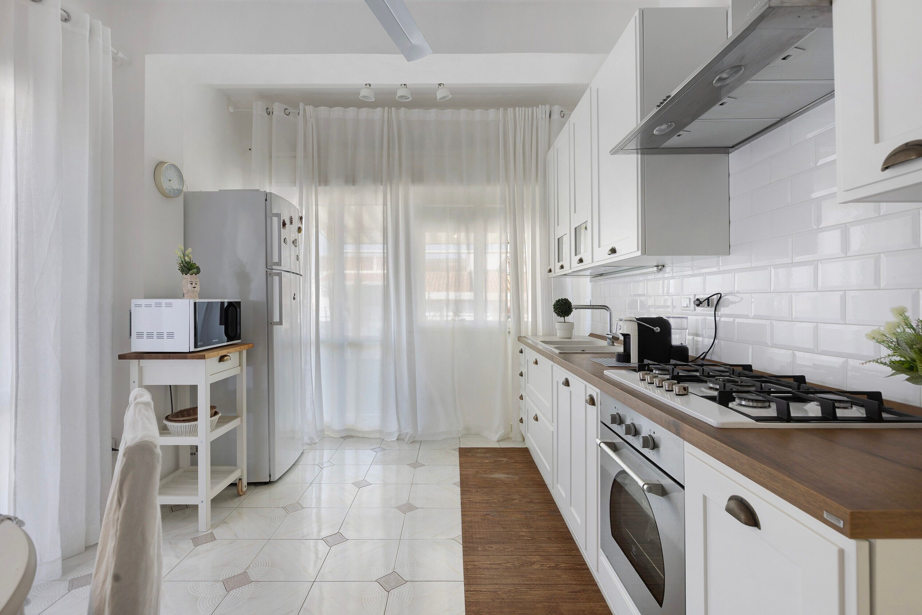 Cafeteira/chaleira, geladeira, micro-ondas, fogão
