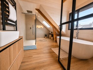 Shower, hair dryer, towels, soap - A Chic Getaway in Kerroc'h. The ocean is just a few steps away (Ploemeur)