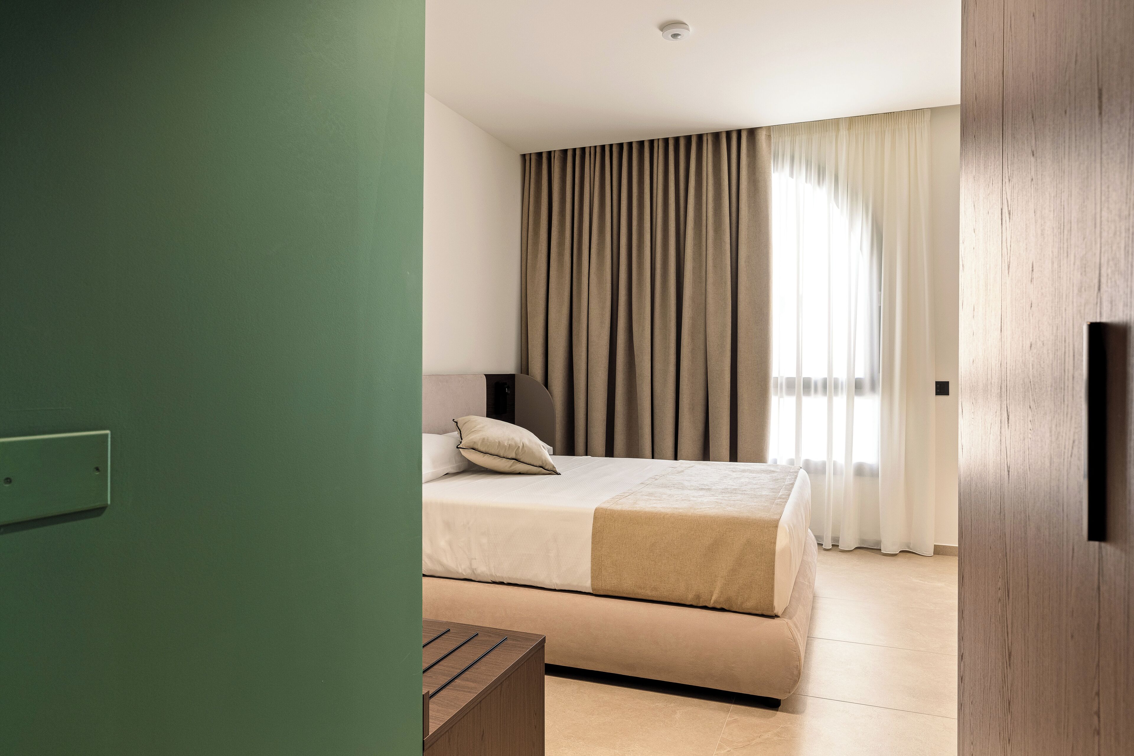 Superior-Doppelzimmer, Blick auf den Innenhof | Zimmersafe, Schreibtisch, laptopgeeigneter Arbeitsplatz