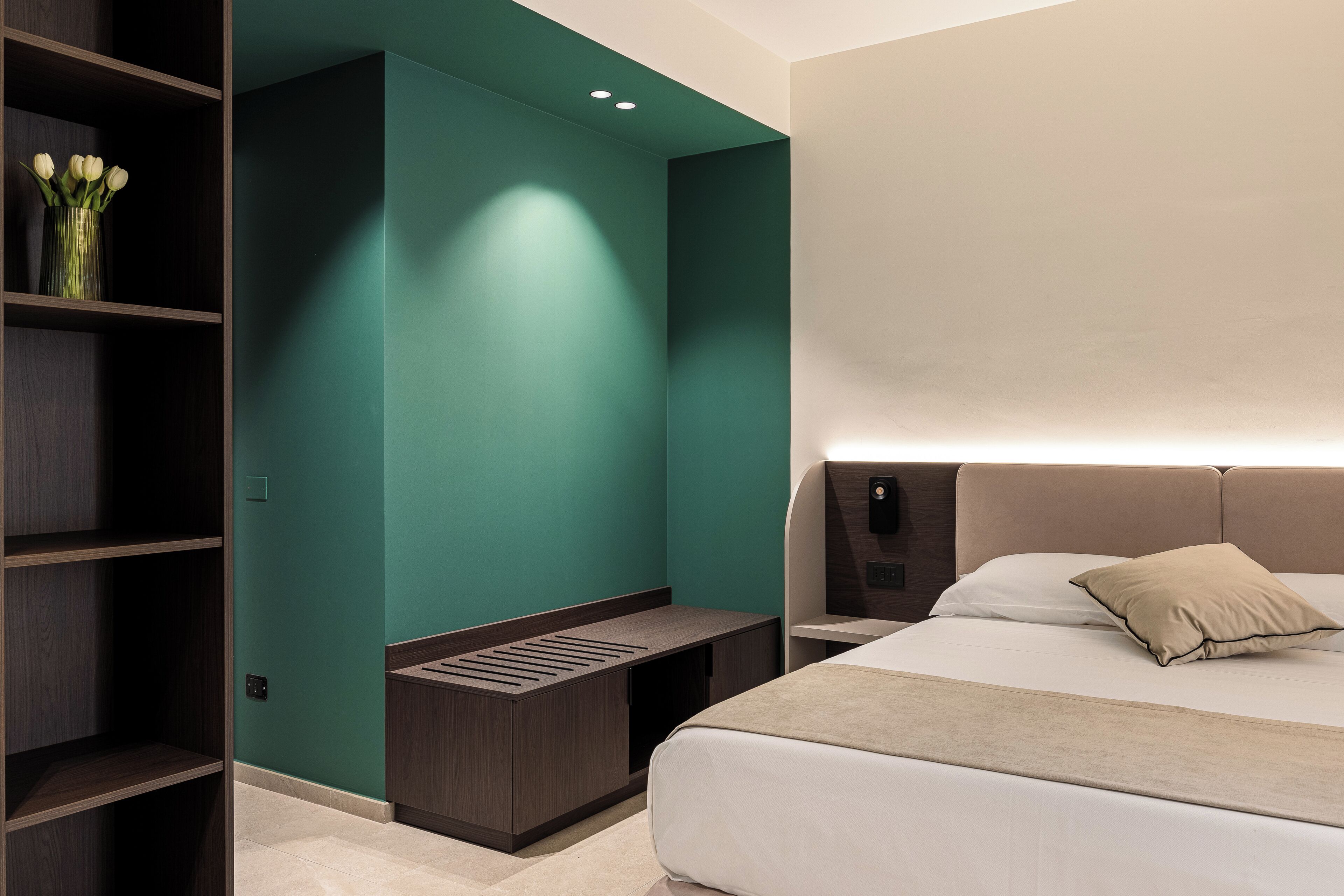 Superior Double Room, Courtyard View | Peti besi dalam bilik, meja, ruang kerja komputer riba 