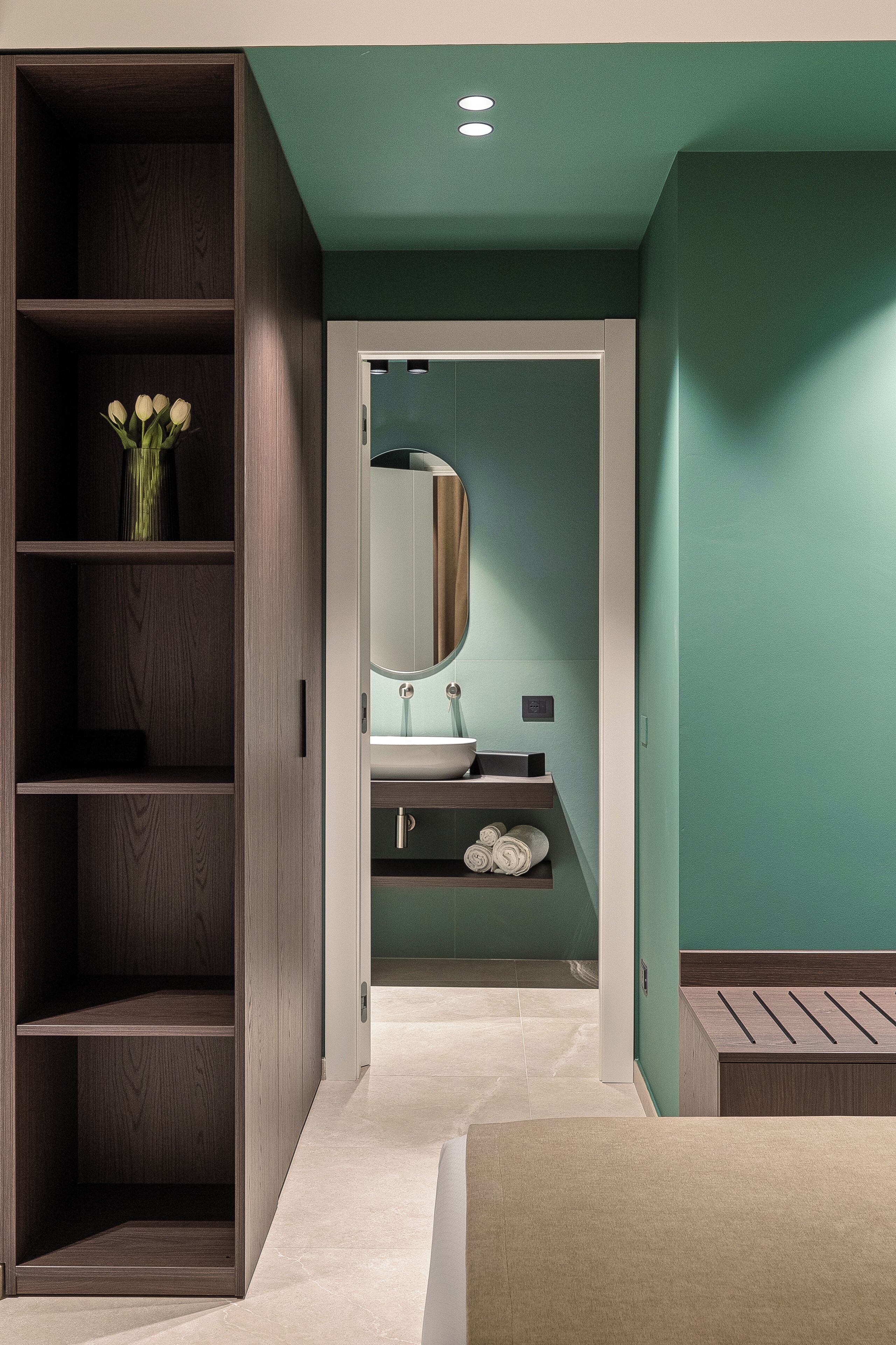 Ein modernes Badezimmer mit Spiegel, Waschbecken und Ablageflächen.