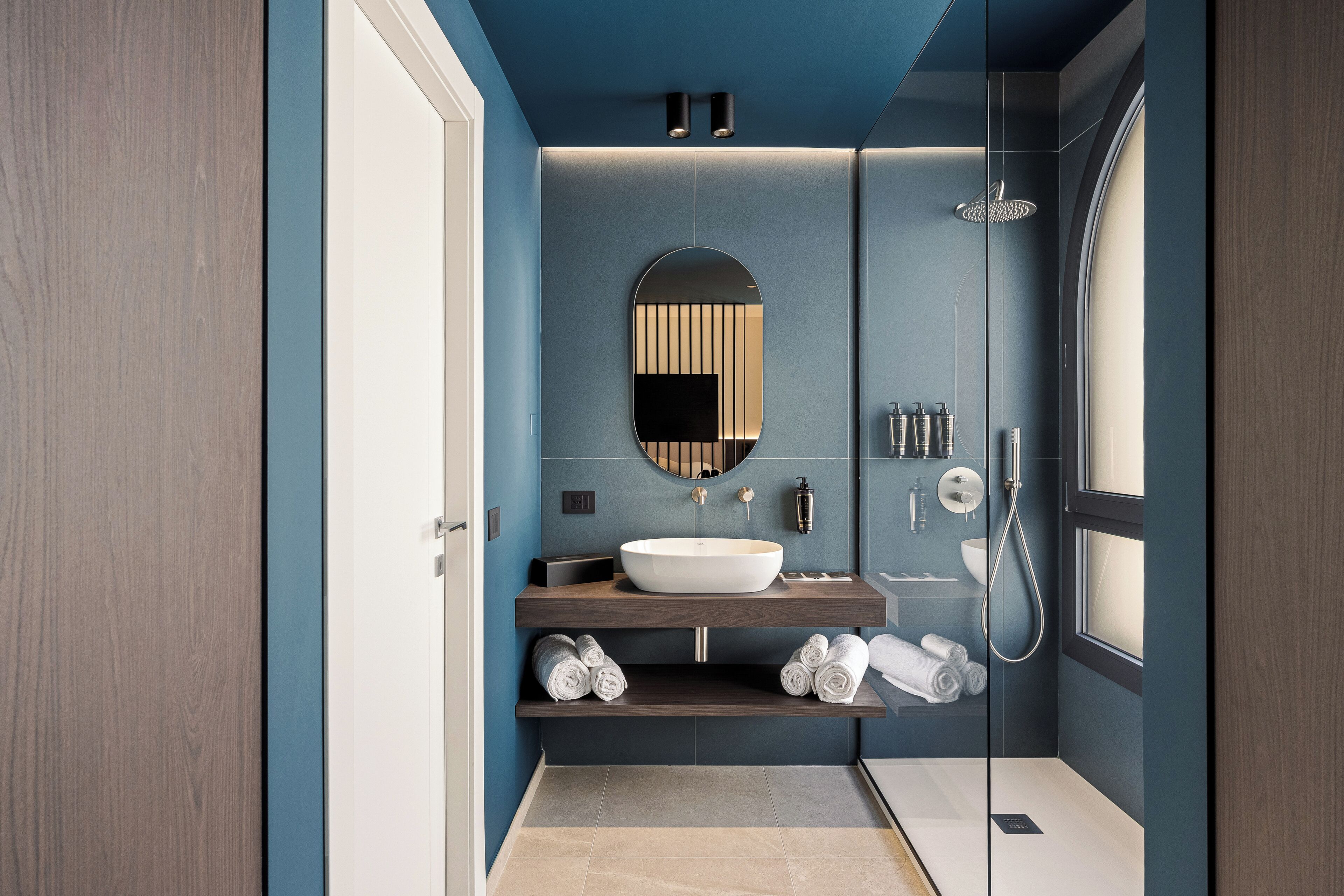 Habitación doble de lujo | Baño | Tina y regadera independientes, secadora de cabello, toallas, jabón 