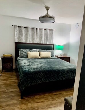 1 slaapkamer, een strijkplank/strijkijzer, wifi, beddengoed