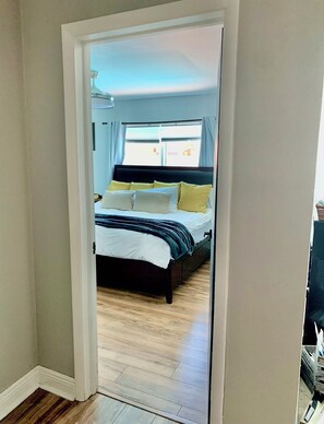 1 slaapkamer, een strijkplank/strijkijzer, wifi, beddengoed