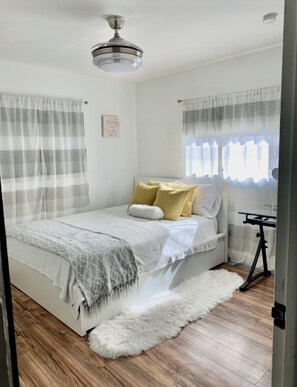 1 slaapkamer, een strijkplank/strijkijzer, wifi, beddengoed