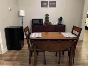 Dining - Cozy 1-bedroom studio in cool Coral Springs close to shops and beach (Coral Springs)