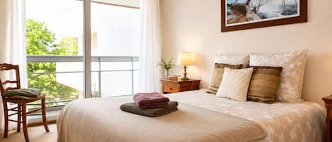3 habitaciones, escritorio, tabla de planchar con plancha y wifi gratis