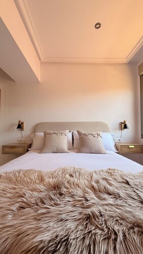 Hórreo Apartment in downtown Cangas with a terrace and mountain views.