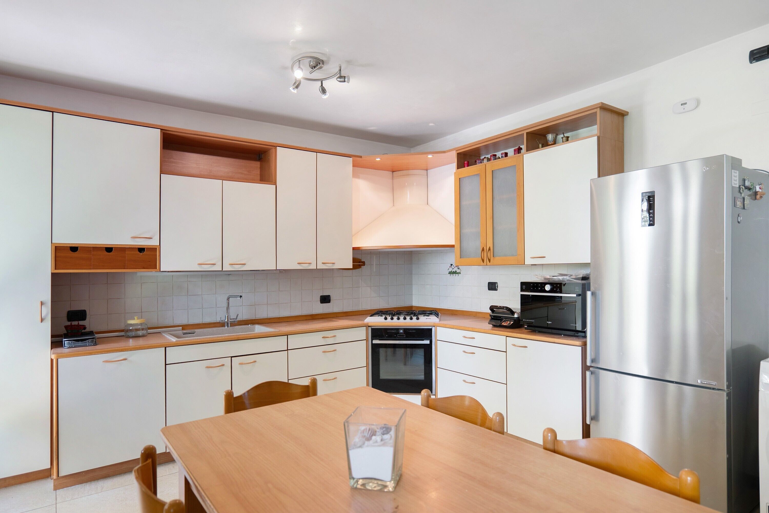 Frigorifero, microonde, forno, piano cottura