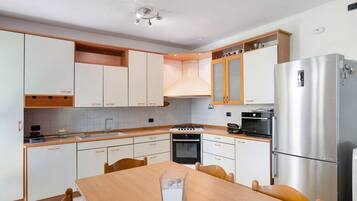 Frigorifero, microonde, forno, piano cottura
