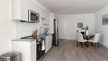 Appartement (2 Bedrooms) | Cuisine privée | Cafetière-théière, réfrigérateur