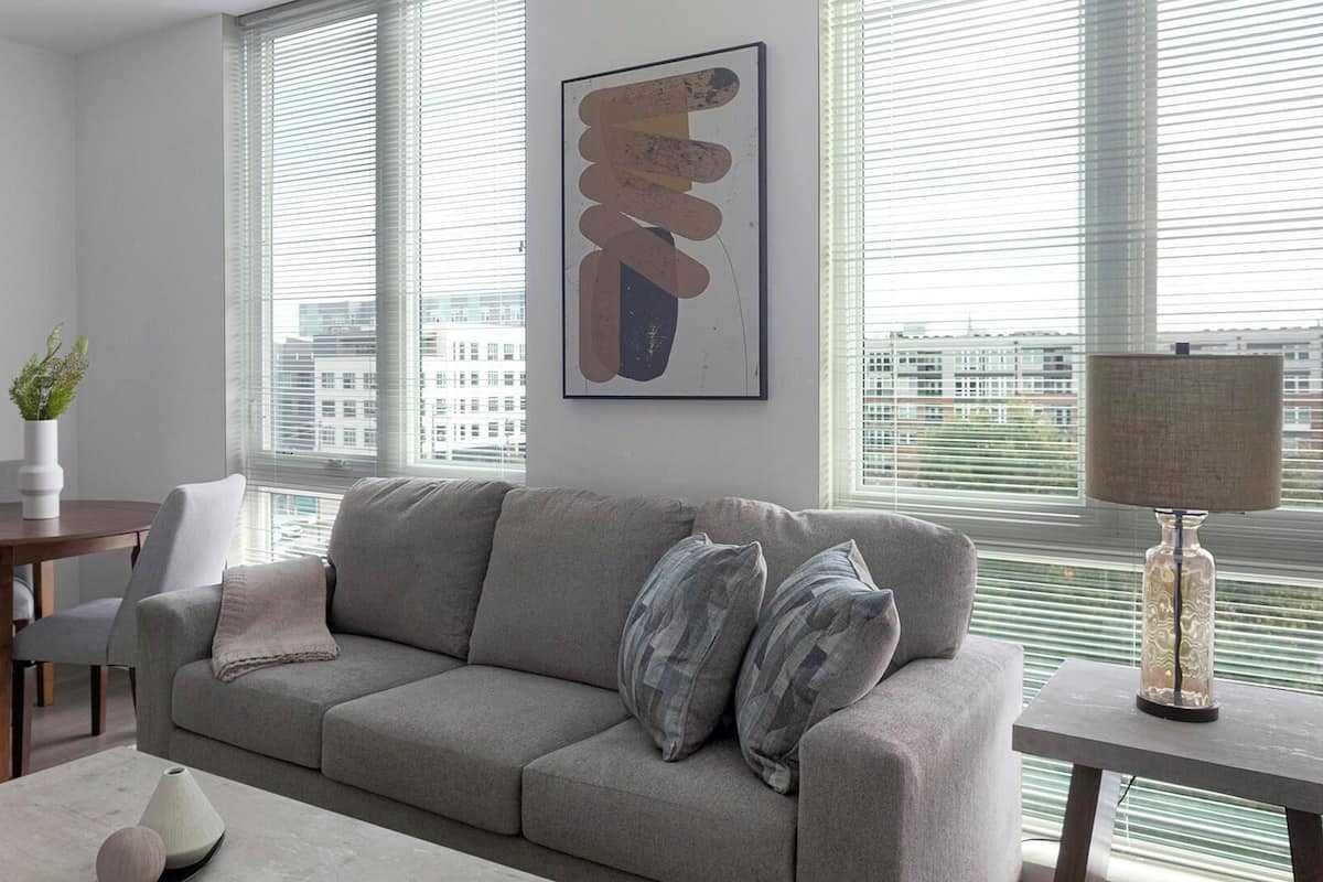 Departamento (1 Bedroom) | Área de sala de estar | Televisión de 50 pulgadas con canales digitales