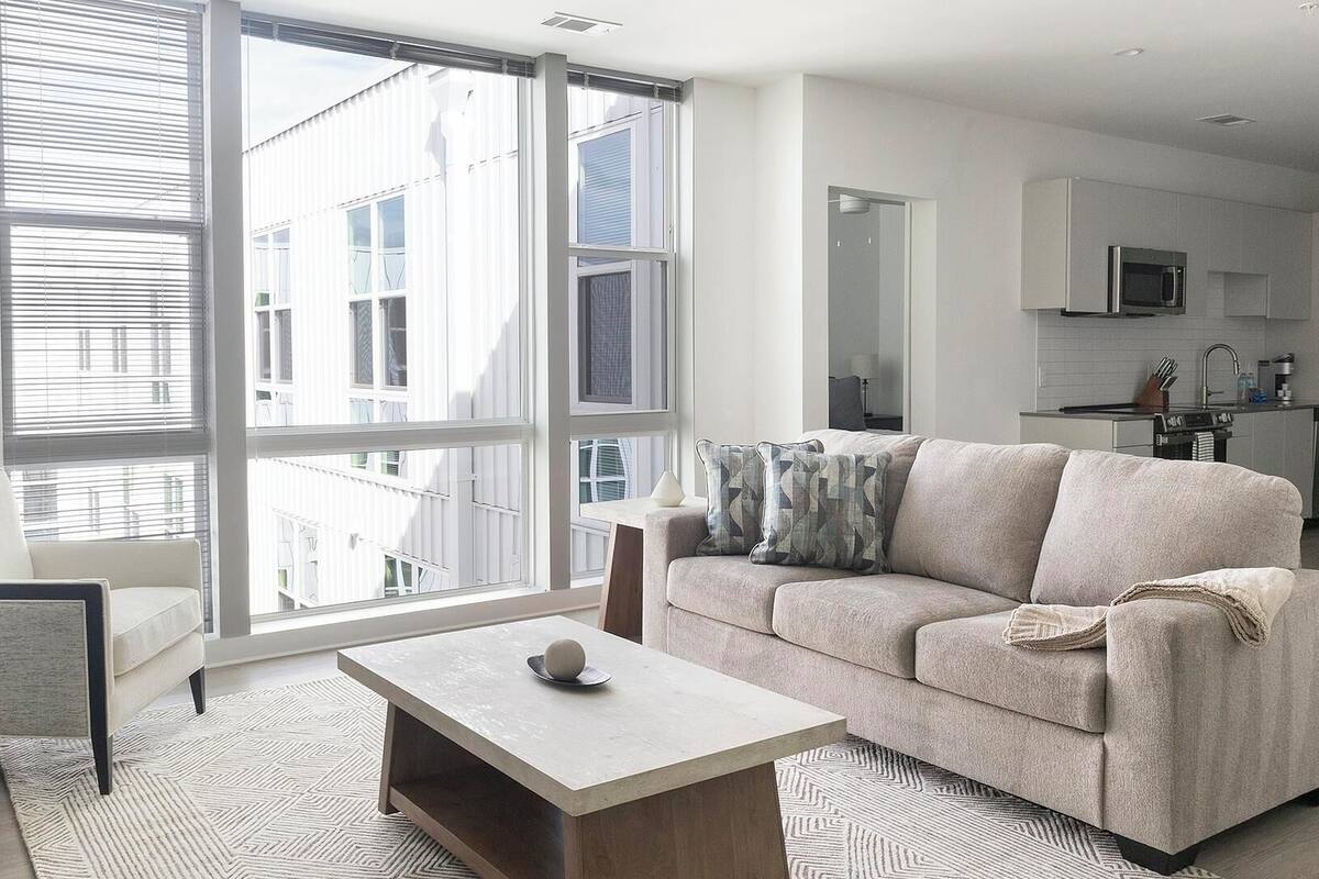 Departamento (2 Bedrooms) | Área de sala de estar | Televisión de 50 pulgadas con canales digitales