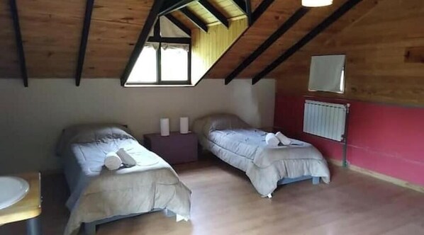2 habitaciones, tabla de planchar con plancha, internet y ropa de cama