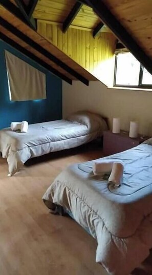 2 habitaciones, tabla de planchar con plancha, internet y ropa de cama