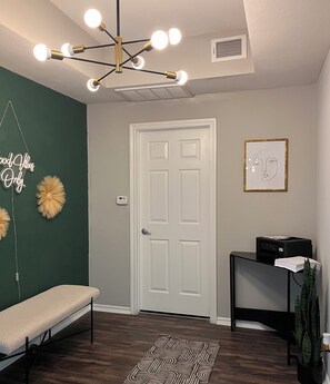 Interior - Stylish Escape/ Walk to Dining & Entertainment (Irving)