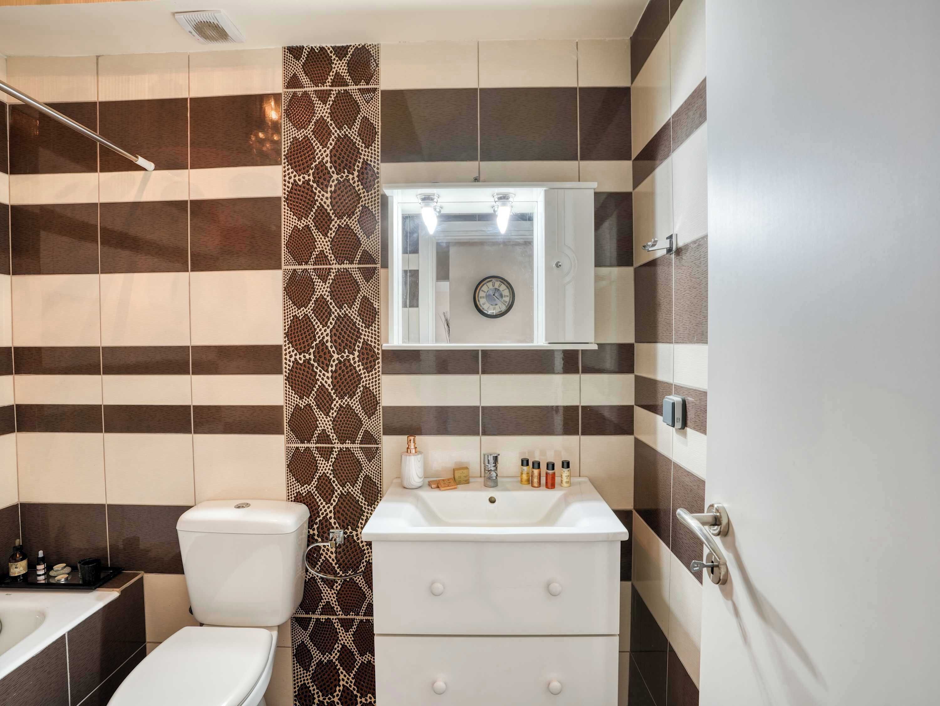 Un baño con inodoro, lavamanos y ducha.
