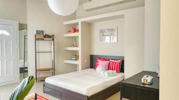 Une chambre à coucher avec un lit, une table de chevet, des étagères et une porte.