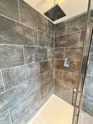 Shower, hair dryer, towels, soap - George Cottage, Alcester - Sleeps 4 (Alcester)
