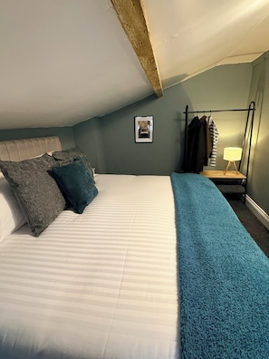 Iron/ironing board, internet, bed sheets - George Cottage, Alcester - Sleeps 4 (Alcester)
