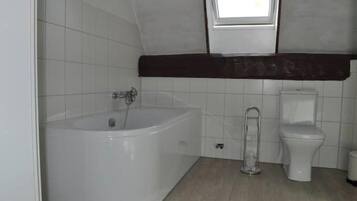 Douche, serviettes fournies, savon, papier toilette
