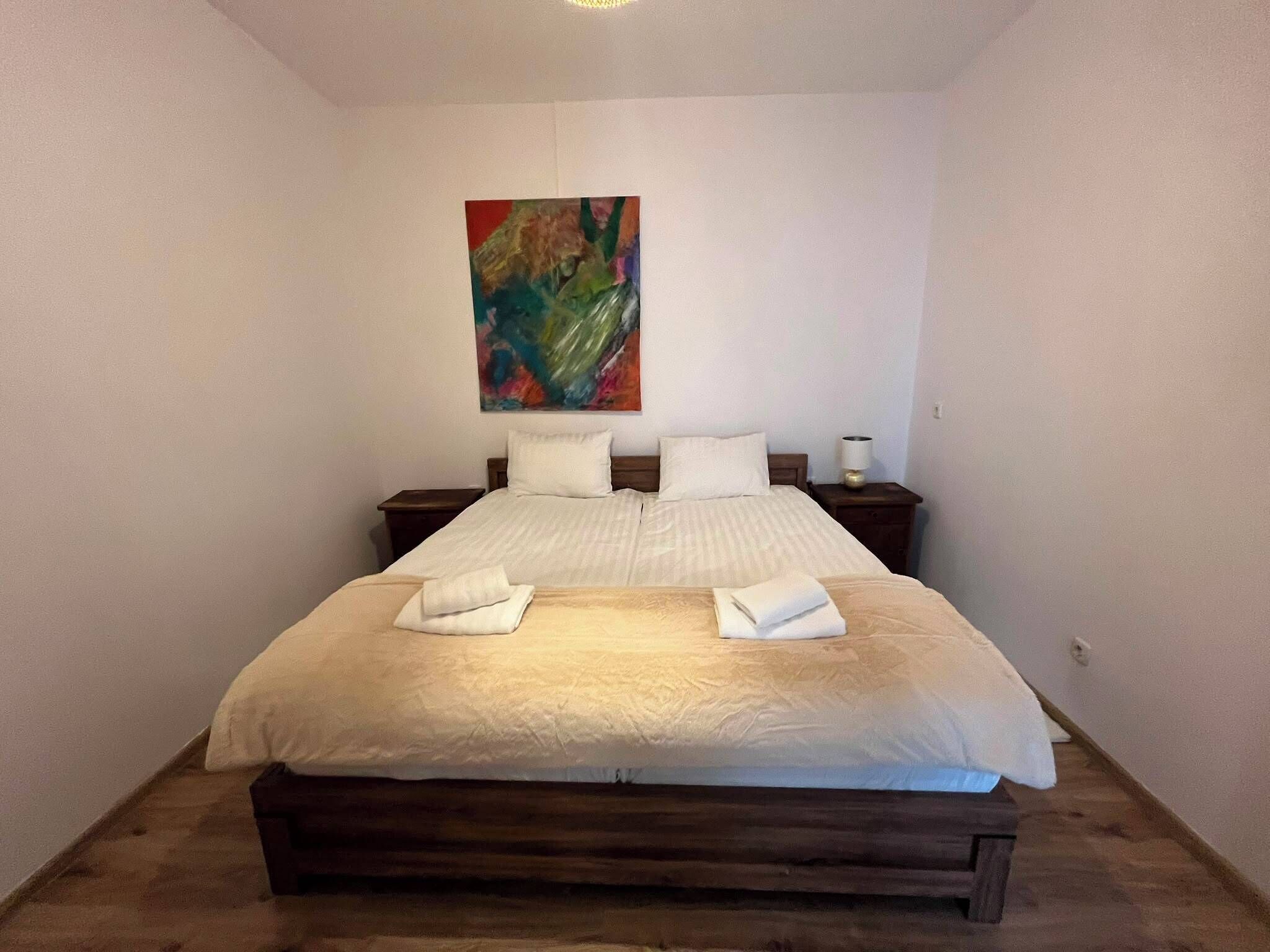 3 slaapkamers, een strijkplank/strijkijzer, wifi, beddengoed