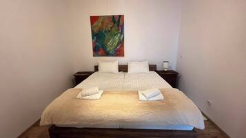 3 bedrooms, iron/ironing board, WiFi, bed sheets