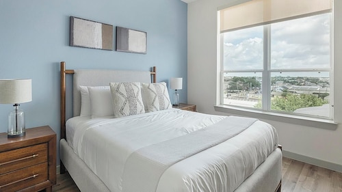 Landing Incredible 1bd, Gym